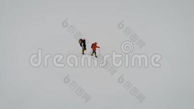 雪中两人漫步的鸟瞰图